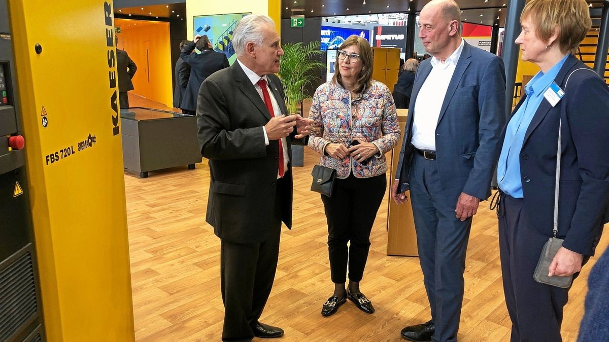 Im Gespräch am Stand von Kaeser-Kompressoren: LEG-Geschäftsführerin Sabine Wosche, Minister Wolfgang Tiefensee (SPD), Kaeser-Vorstand Tina-Maria Vlantoussi-Kaeser und Peter Werhahn, Kaeser-Produktmanager in Gera (von rechts).