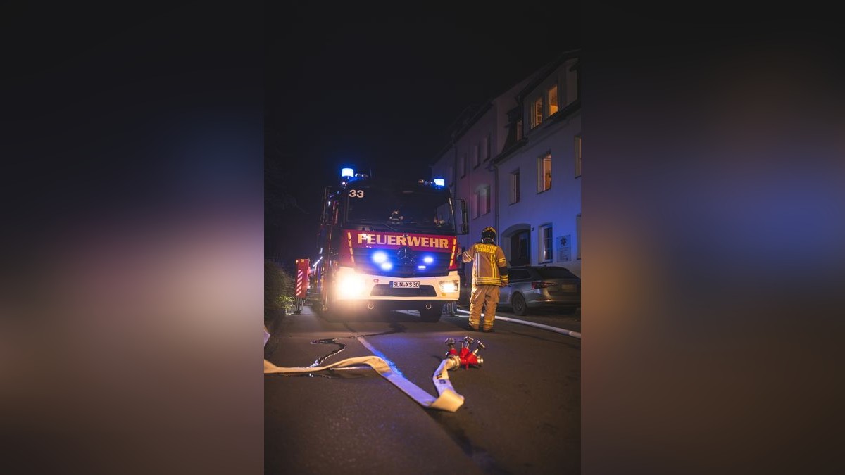 Bei einem Brand in einem Wohnhaus in Schmölln sind vier Menschen leicht verletzt worden. Der Schwelbrand war am frühen Morgen an einer Heizungsanlage ausgebrochen.