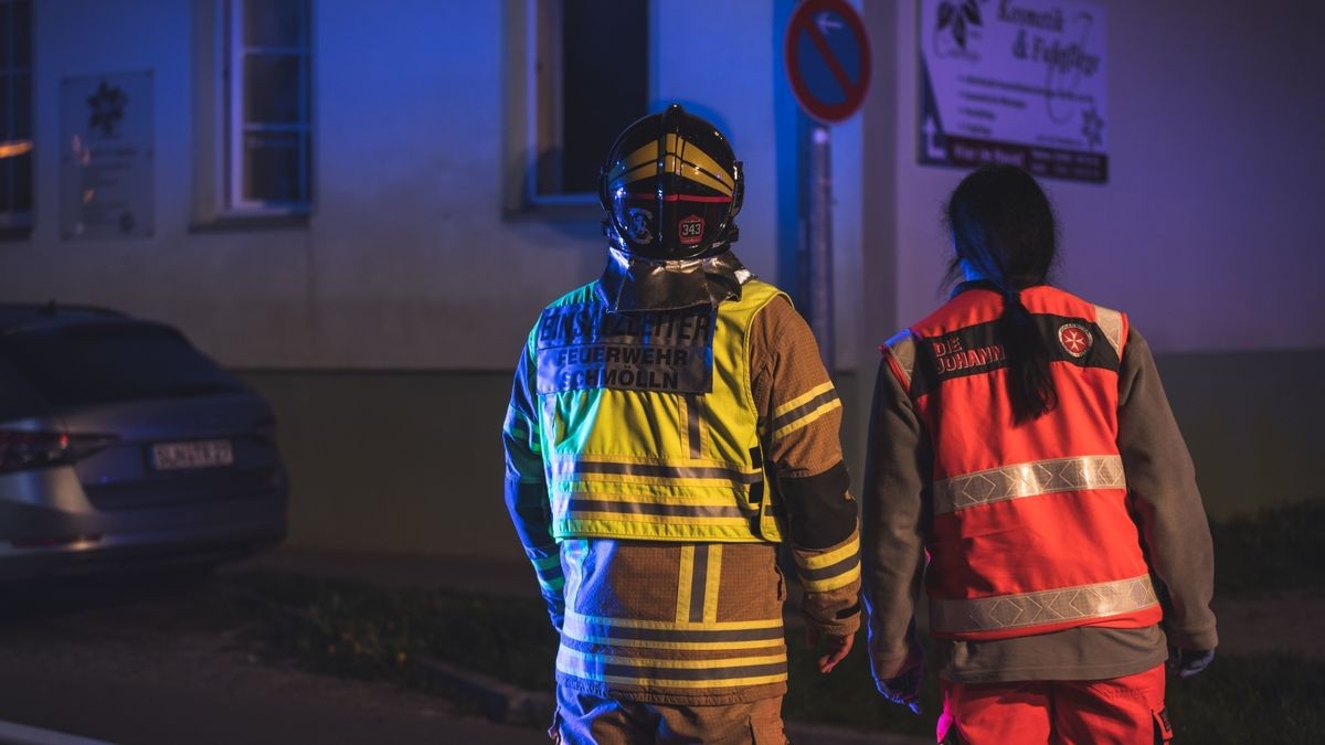 Bei einem Brand in einem Wohnhaus in Schmölln sind vier Menschen leicht verletzt worden. Der Schwelbrand war am frühen Morgen an einer Heizungsanlage ausgebrochen.