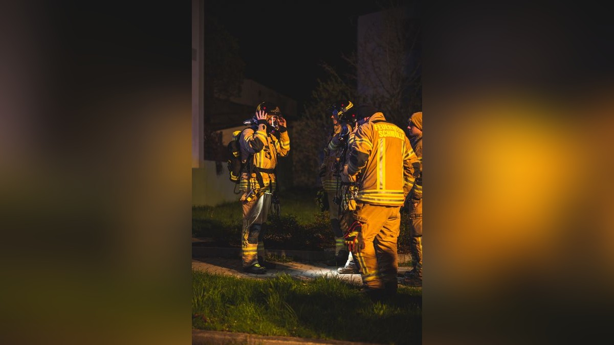 Bei einem Brand in einem Wohnhaus in Schmölln sind vier Menschen leicht verletzt worden. Der Schwelbrand war am frühen Morgen an einer Heizungsanlage ausgebrochen.