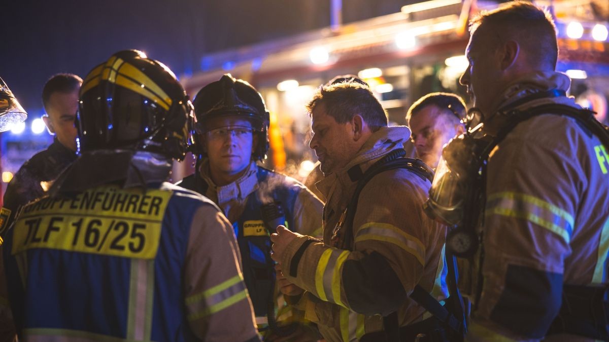 Bei einem Brand in einem Wohnhaus in Schmölln sind vier Menschen leicht verletzt worden. Der Schwelbrand war am frühen Morgen an einer Heizungsanlage ausgebrochen.