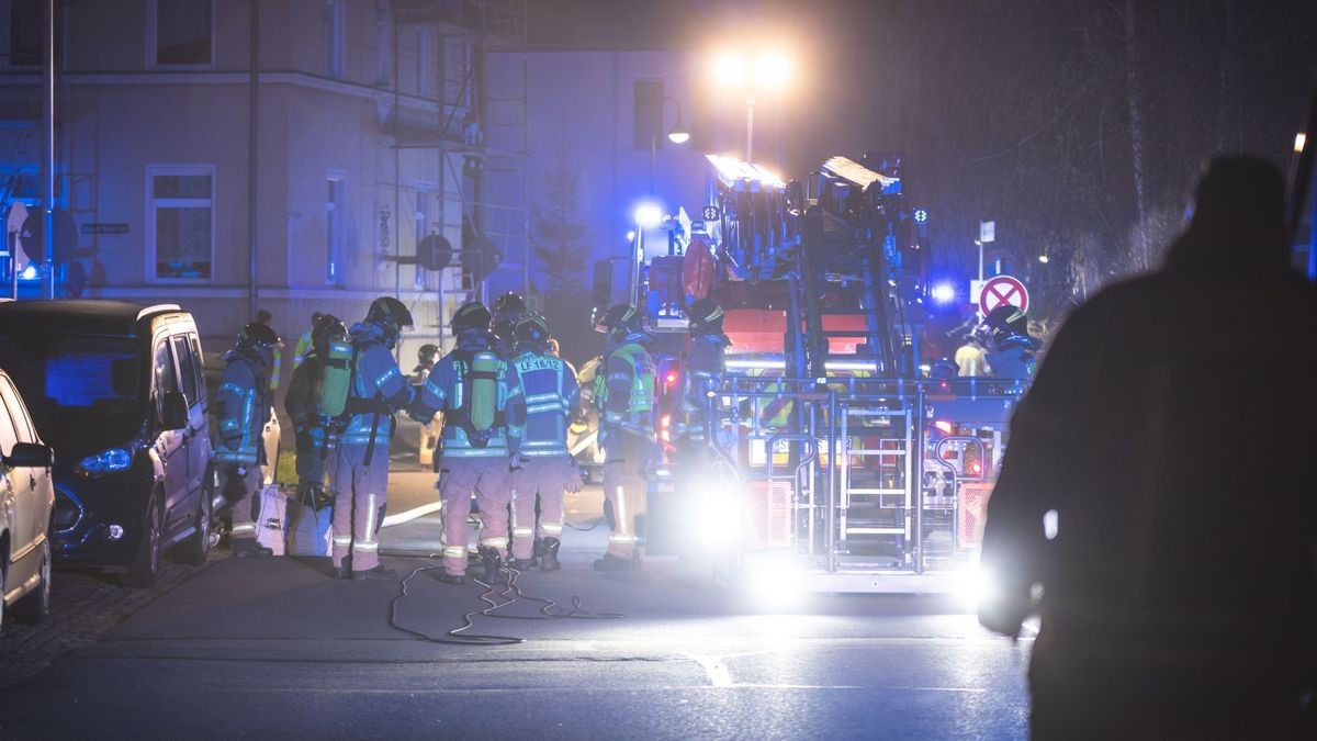 Ein Notruf ging Freitagmorgen, gegen 1.45 Uhr, bei Polizei und Feuerwehr ein: In der Altenburger Straße in Schmölln war an einer Heizungsanlage in einem Wohnhaus ein Brand ausgebrochen.