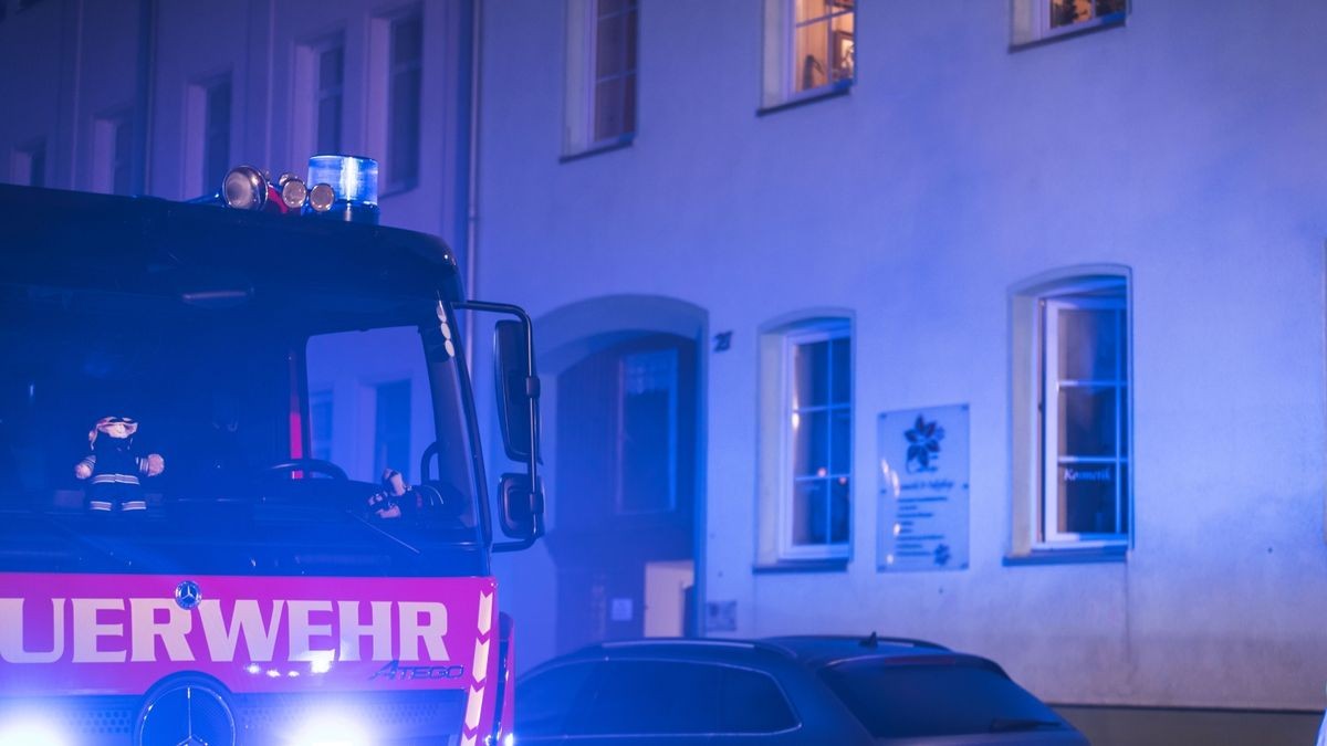 Bei einem Brand in einem Wohnhaus in Schmölln sind vier Menschen leicht verletzt worden. Der Schwelbrand war am frühen Morgen an einer Heizungsanlage ausgebrochen.