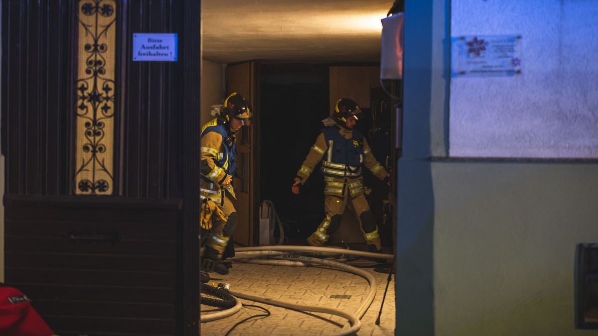 Bei einem Brand in einem Wohnhaus in Schmölln sind vier Menschen leicht verletzt worden. Der Schwelbrand war am frühen Morgen an einer Heizungsanlage ausgebrochen.