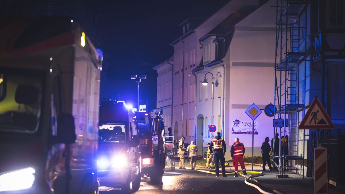 Die Feuerwehr hat den Brand und einzelne Glutnester inzwischen vollständig beseitigt.