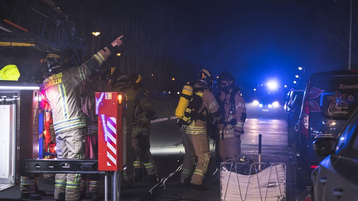 Bei einem Brand in einem Wohnhaus in Schmölln sind vier Menschen leicht verletzt worden. Der Schwelbrand war am frühen Morgen an einer Heizungsanlage ausgebrochen.