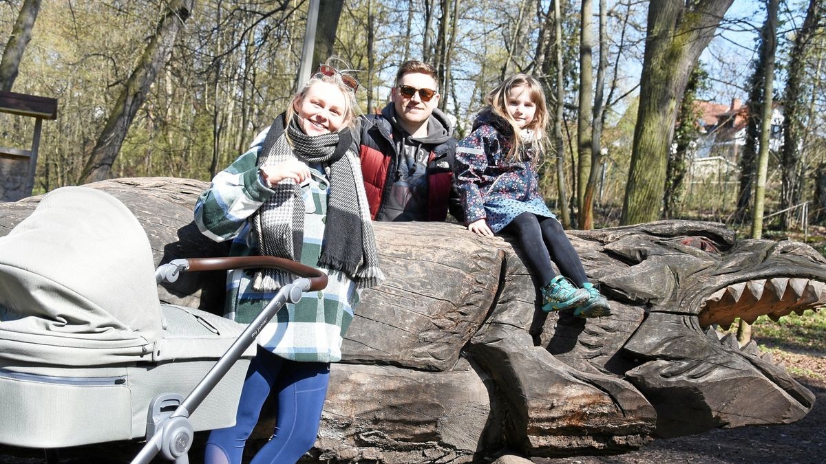 In Familie besuchen Anna, Till und Tochter Marit (5) bei ihren Spaziergängen meist auch den hölzernen Lindwurm, der in der Schötener Promenade am Wegesrand lauert. Besonders Kinder sind vom Fabelwesen fasziniert.