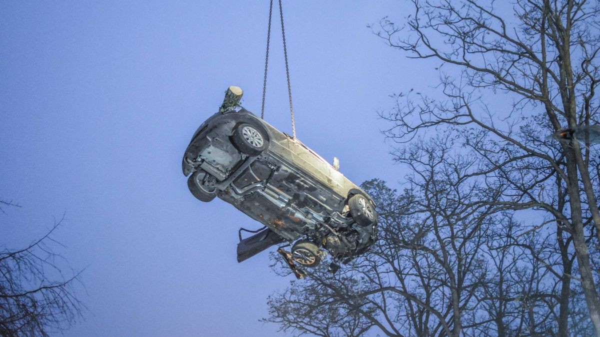 Für die Polizei war es am Donnerstagabend ein außergewöhnlicher Einsatz: Ein Auto steckte halb in einer Böschung und halb auf einem Werbeschild fest.