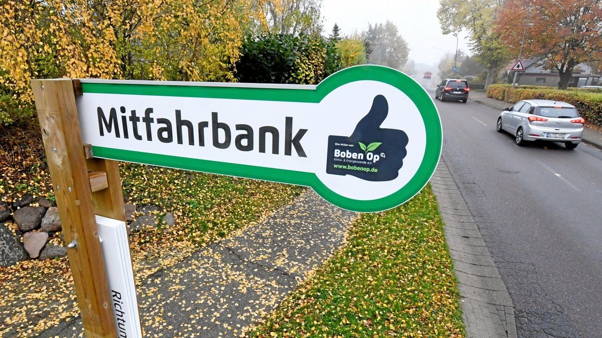 In ländlichen Regionen ist zum Teil Einfallsreichtum gefragt, wenn es ums Mobilsein geht. In Schleswig-Holstein zum Beispiel versucht man es mit sogenannten Mitfahrbänken. Die gibt es unter anderem auch schon in Schernberg. (Symbolbild)