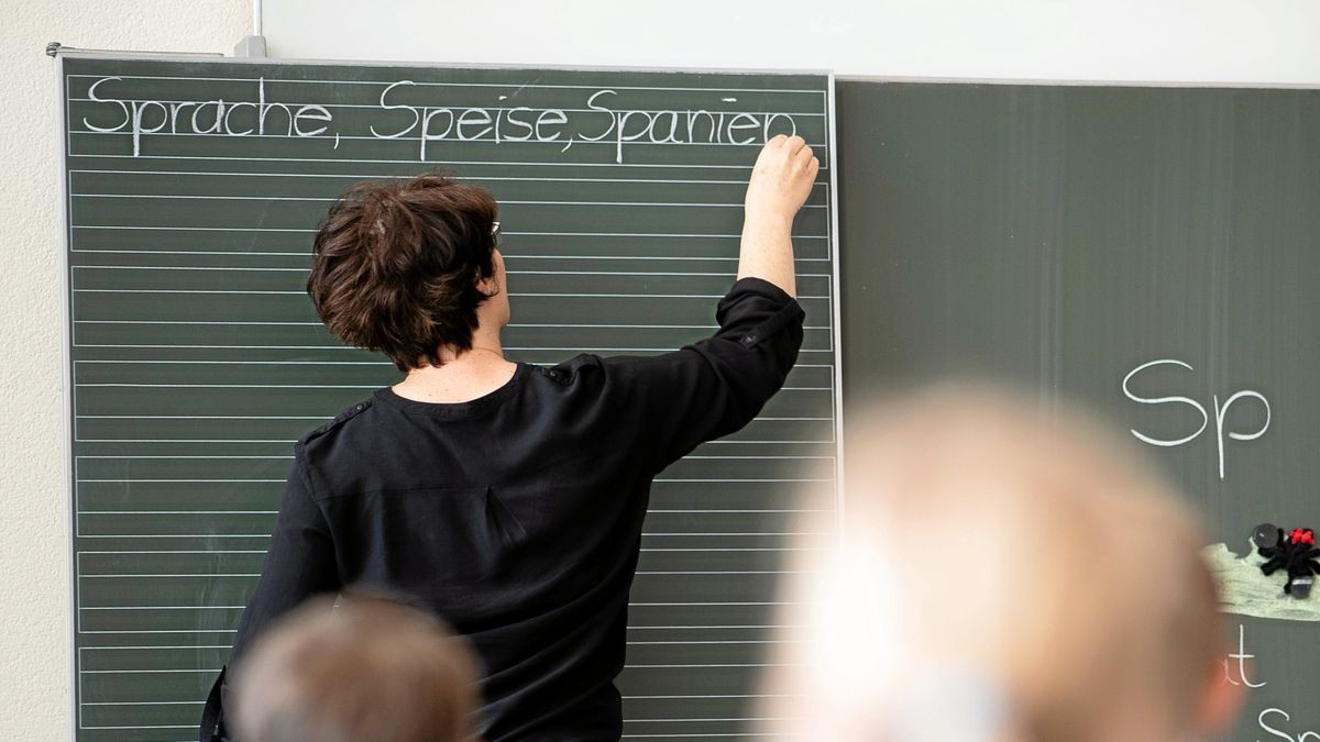 Der Lehrermangel werde Thüringen auch im neuen Schuljahr beschäftigten, sagte Bildungsminister Helmut Holter (Symbolfoto). 