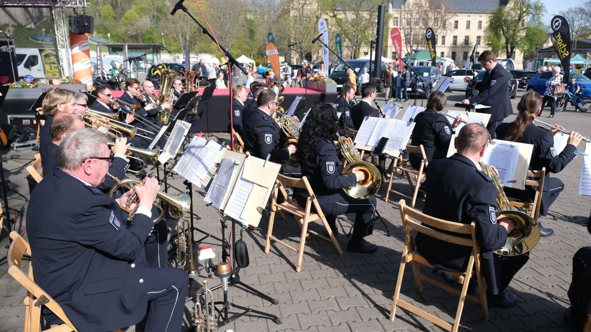 Zur Musik des Thüringer Polizeiorchesters wurde der Erfurter Autofrühling eröffnet.