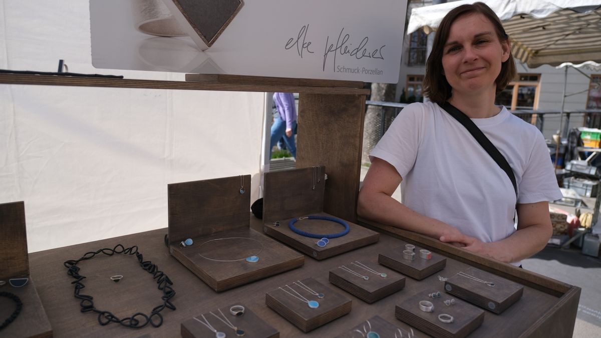 Auf dem Töpfermarkt: Elke Pfleiderer macht Schmuck mit Porzellan und Edelmetallen.