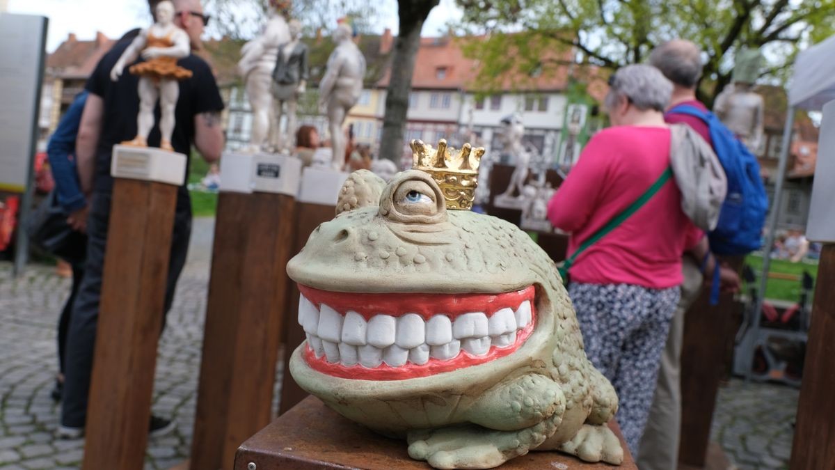 Figuren mit ausdrücklicher Fotoerlaubnis auf dem Erfurter Töpfermarkt - auch ein Froschkönig ist darunter zu finden.