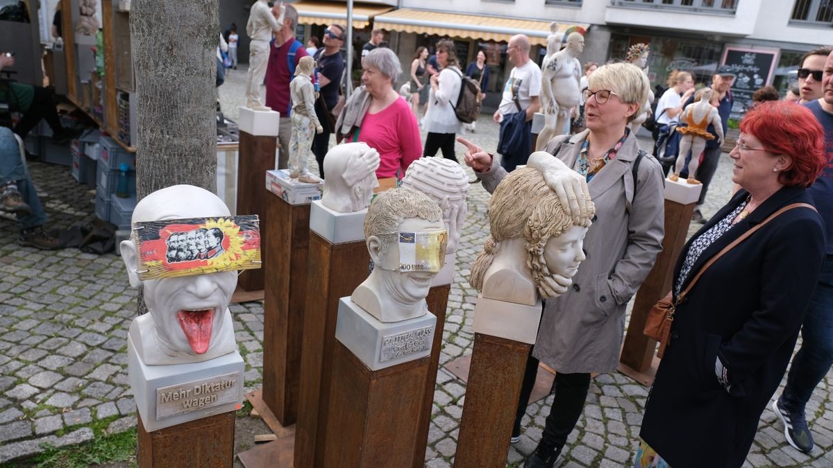 Figuren mit ausdrücklicher Fotoerlaubnis auf dem Erfurter Töpfermarkt - verbunden mit aus Ton geformter Gesellschaftskritik.