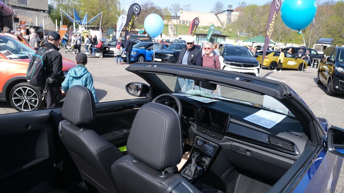 Bestes Cabrio-Wetter am ersten Tag des Erfurter Autofrühlings.