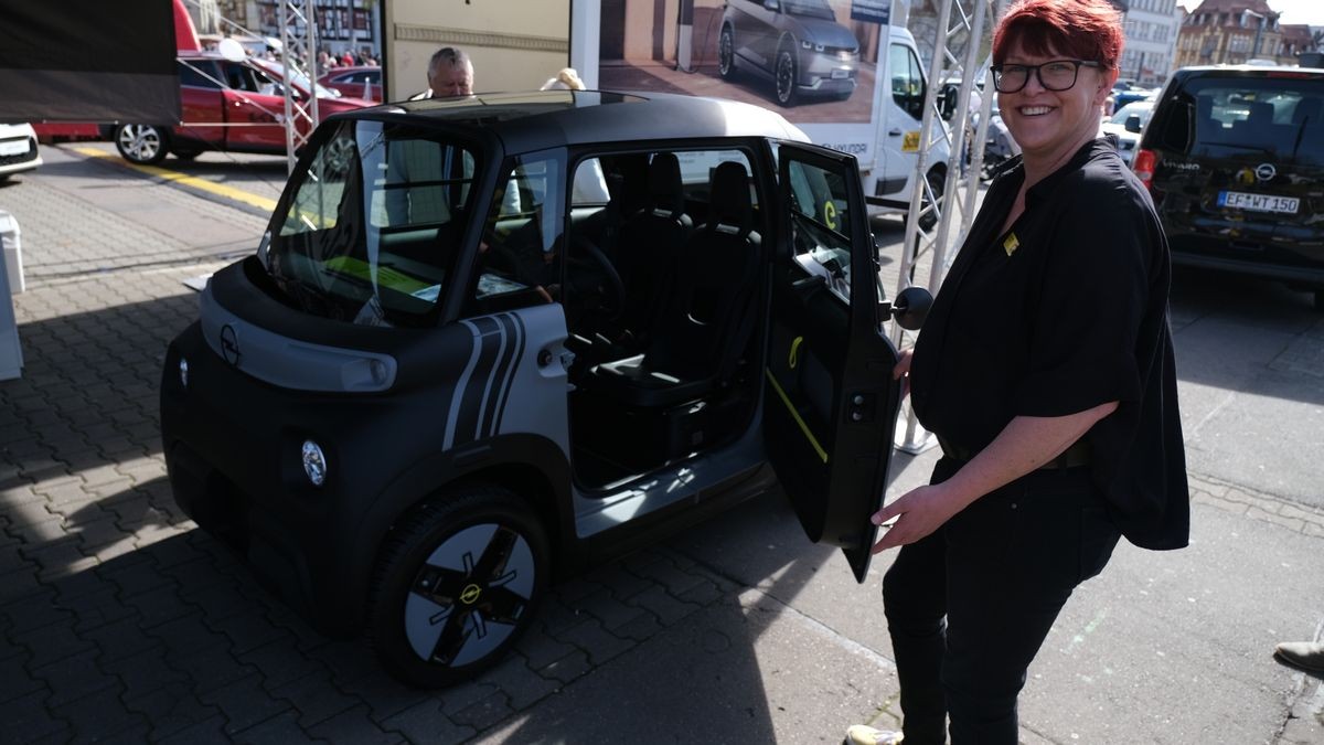 Um diesen Zweisitzer zu fahren, benötigt man nicht einmal einen Autoführerschein, wie Jana Marschall erklärt.