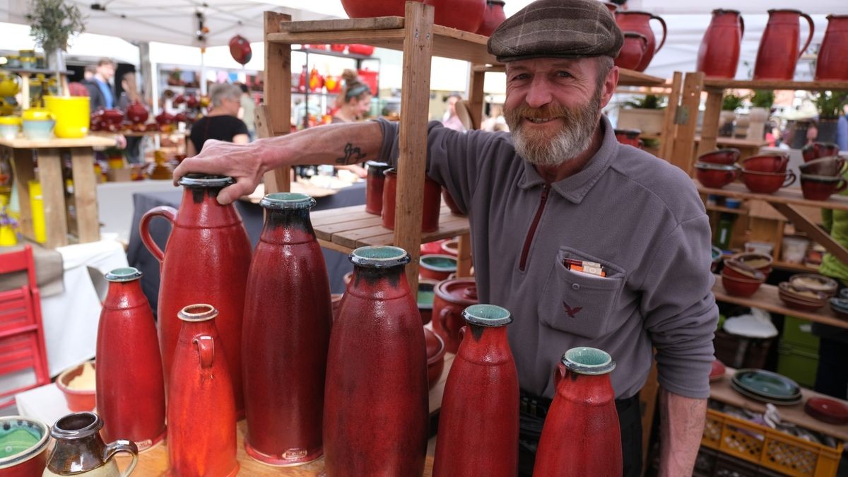 Wolfgang Hangawald von der Töpferei Keitel aus Weimar hat Gefäße vorwiegend in der Farbe Rot im Sortiment.