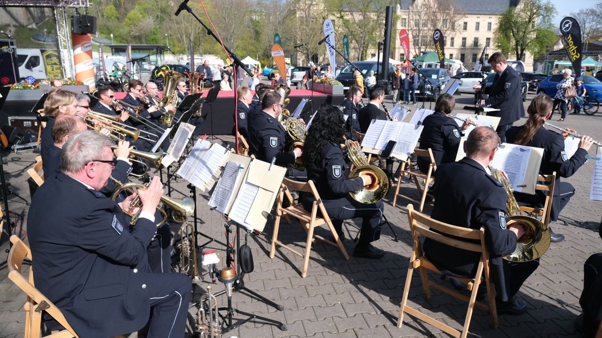 Impressionen vom Erfurter Autofrühling und vom Töpfermarkt. Das Thüringer Polizeiorchester stimmt musikalisch auf die Präsentation der Autohäuser auf dem Domplatz ein.