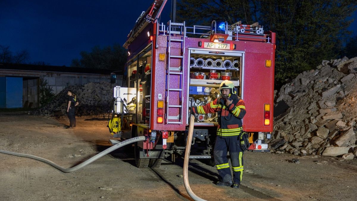 Auf einem leerstehenden Gelände brannten Aktenordner in einer leerstehenden Lagerhalle. 