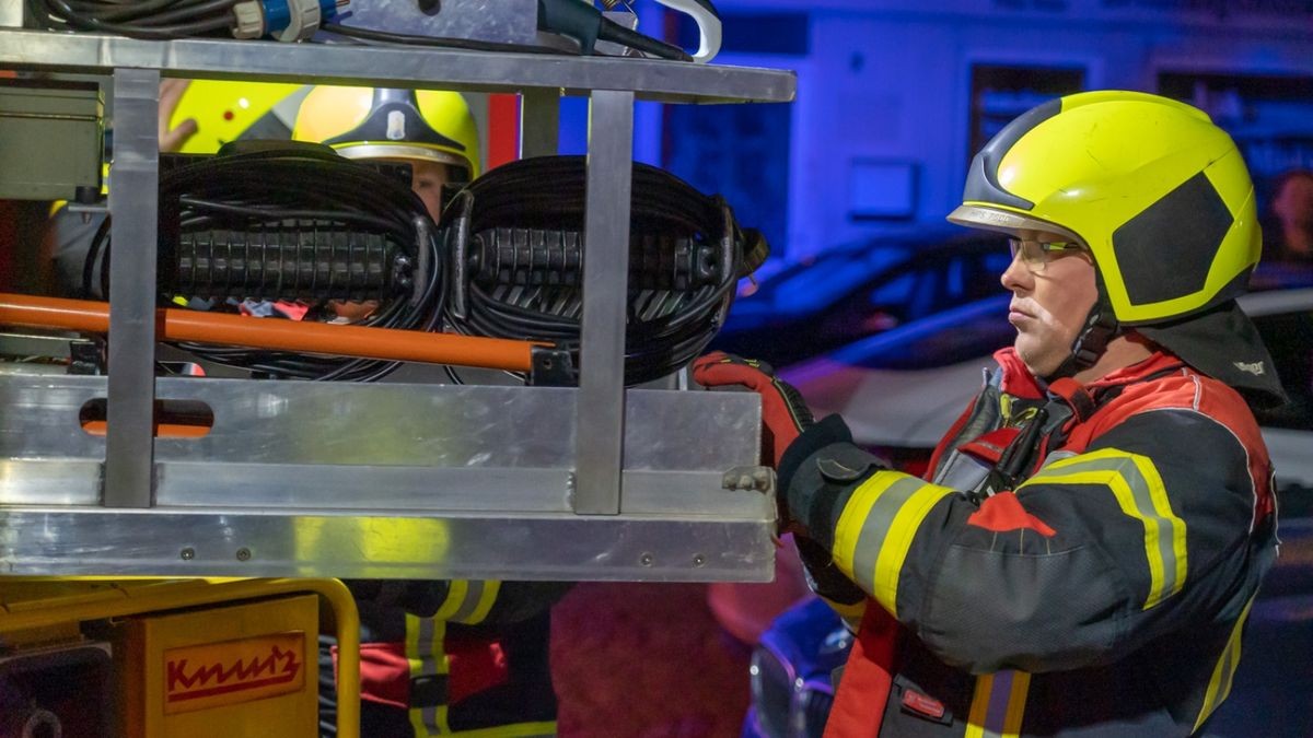 Wie hoch der Sachschaden ist und was zu dem Brand führte, muss jetzt die Kriminalpolizei herausfinden. Sie war bereits in der Nacht vor Ort.