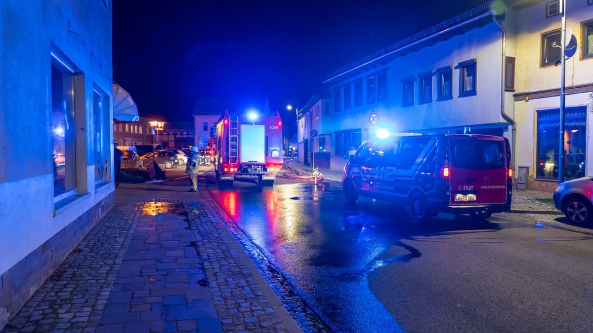 Wie hoch der Sachschaden ist und was zu dem Brand führte, muss jetzt die Kriminalpolizei herausfinden. Sie war bereits in der Nacht vor Ort.