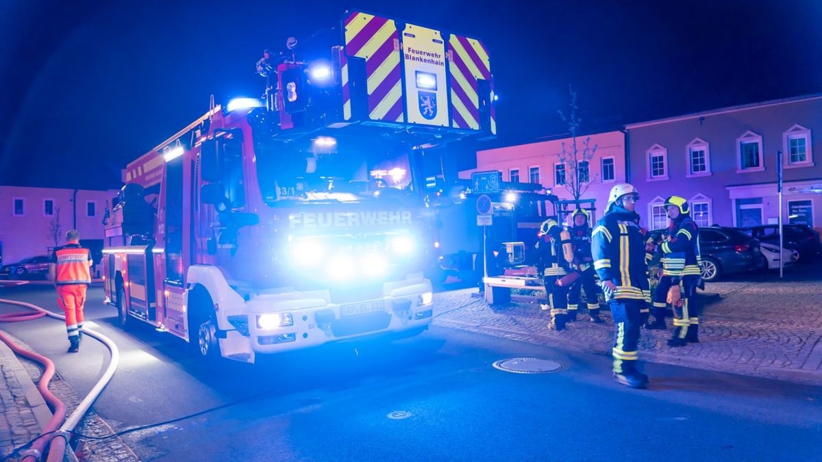 Wie hoch der Sachschaden ist und was zu dem Brand führte, muss jetzt die Kriminalpolizei herausfinden. Sie war bereits in der Nacht vor Ort.