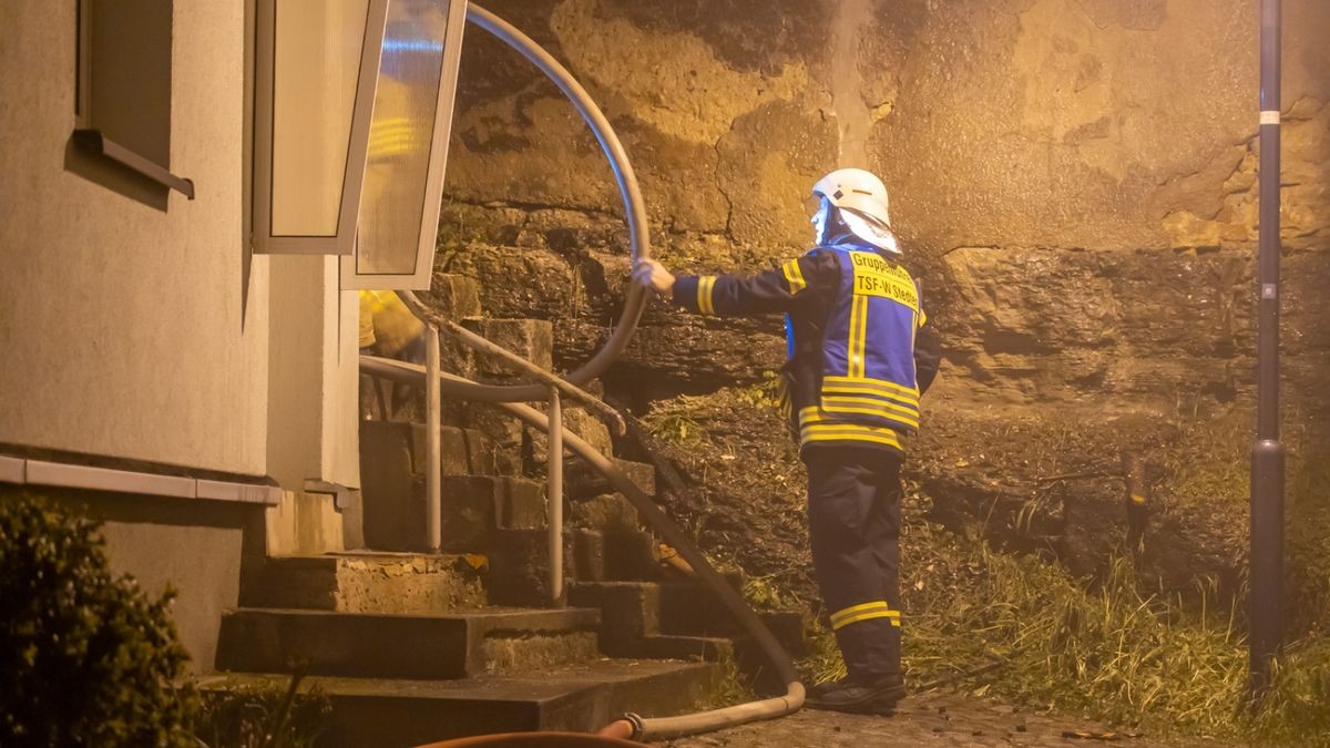 Wie hoch der Sachschaden ist und was zu dem Brand führte, muss jetzt die Kriminalpolizei herausfinden. Sie war bereits in der Nacht vor Ort.