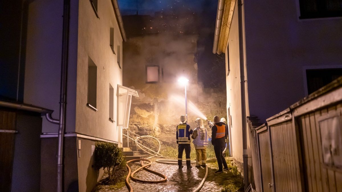 Wie hoch der Sachschaden ist und was zu dem Brand führte, muss jetzt die Kriminalpolizei herausfinden. Sie war bereits in der Nacht vor Ort.