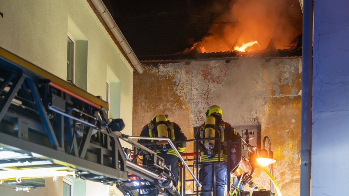 Am Samstagabend wurden die Einsatzkräfte der Feuerwehr in Kranichfeld zu einem Gebäudebrand in die Rosengasse alarmiert. 