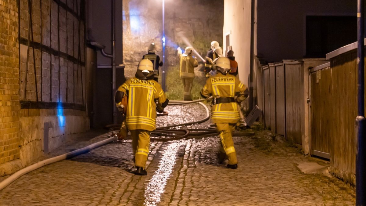 Wie hoch der Sachschaden ist und was zu dem Brand führte, muss jetzt die Kriminalpolizei herausfinden. Sie war bereits in der Nacht vor Ort.