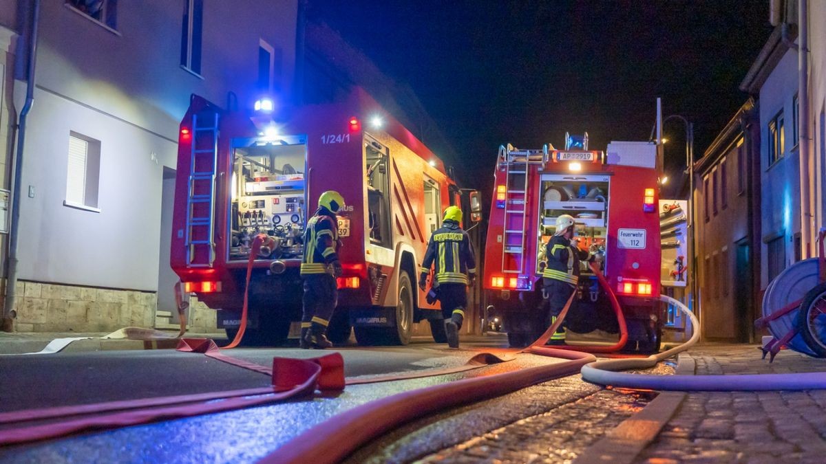 Wie hoch der Sachschaden ist und was zu dem Brand führte, muss jetzt die Kriminalpolizei herausfinden. Sie war bereits in der Nacht vor Ort.