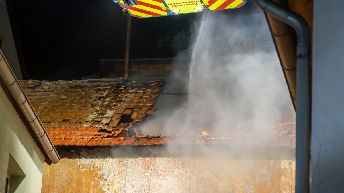 Aus diesem Grund entschied man sich, die Drehleiter der Freiwilligen Feuerwehr Blankenhain nachzualarmieren. 