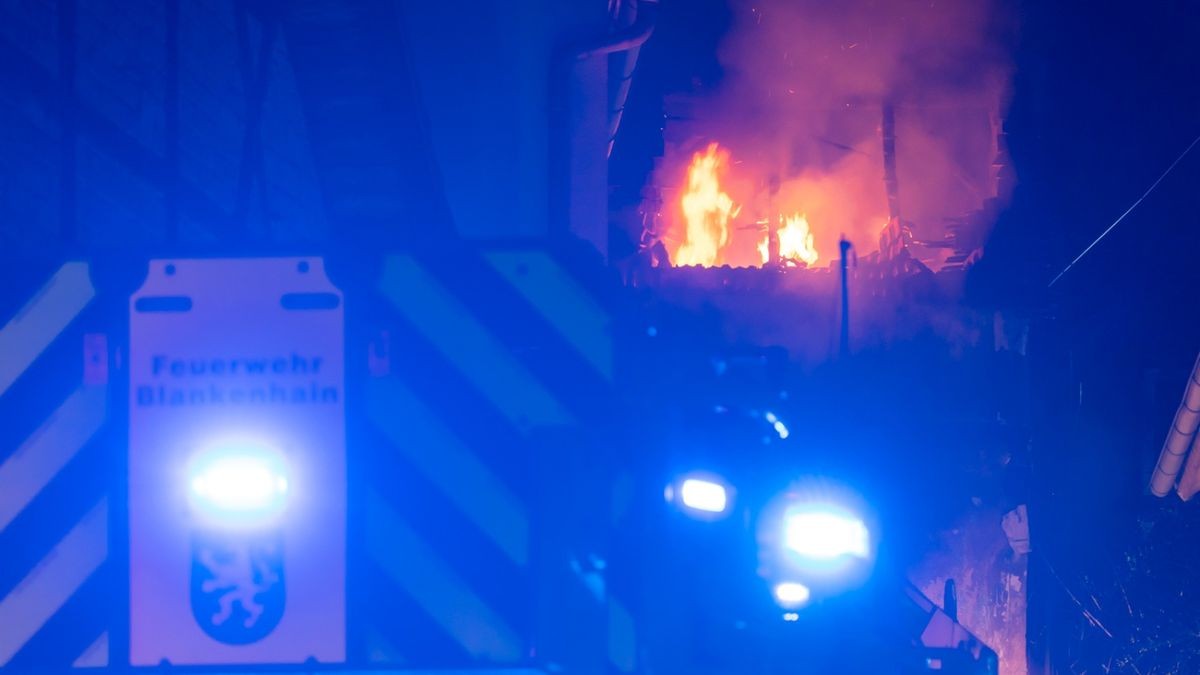 Unter dem Einsatz von Schaum erstickten die Einsatzkräfte die Glutnester, die sich teils tief in das alte Fachwerk gefressen hatten. 