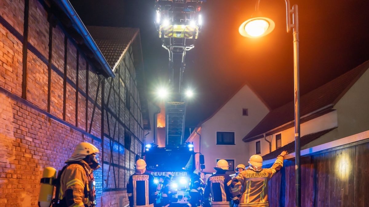 Gegen 1.40 Uhr konnte schließlich Entwarnung gegeben werden. Es befanden sich keine Personen in dem Gebäude. 