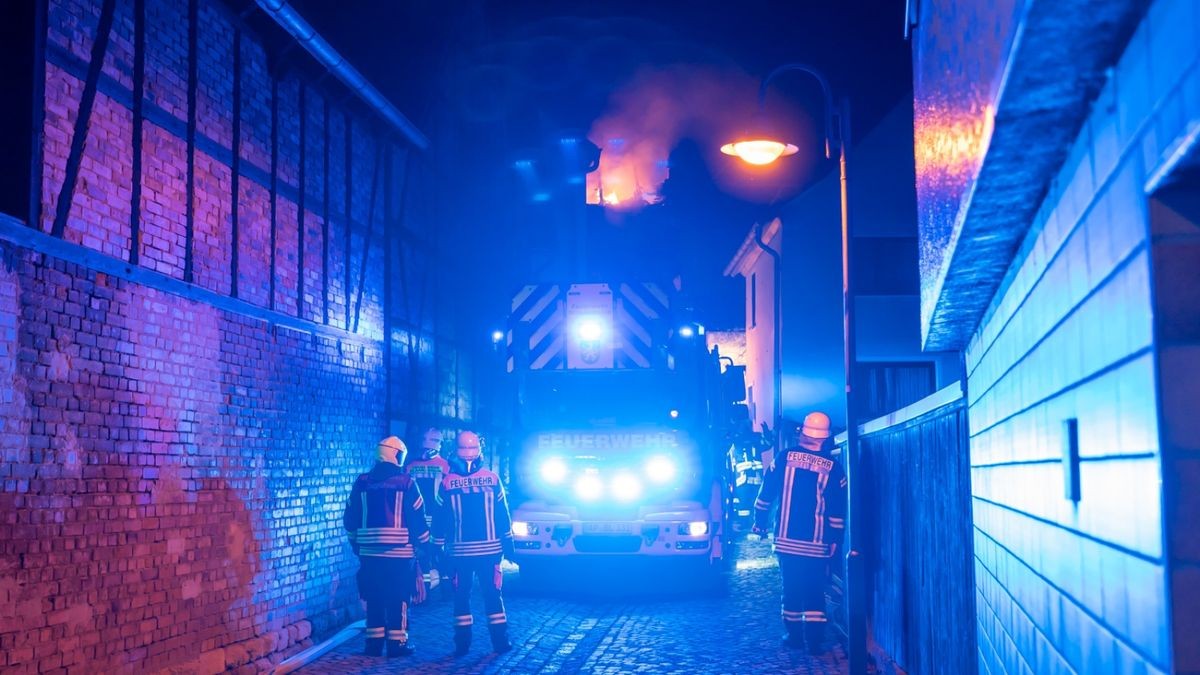 Für die Löschwasserversorgung mussten mehrere Hydranten angeschlossen werden, was unter anderem auch die Vollsperrung der Bundesstraße 87 erforderte. 