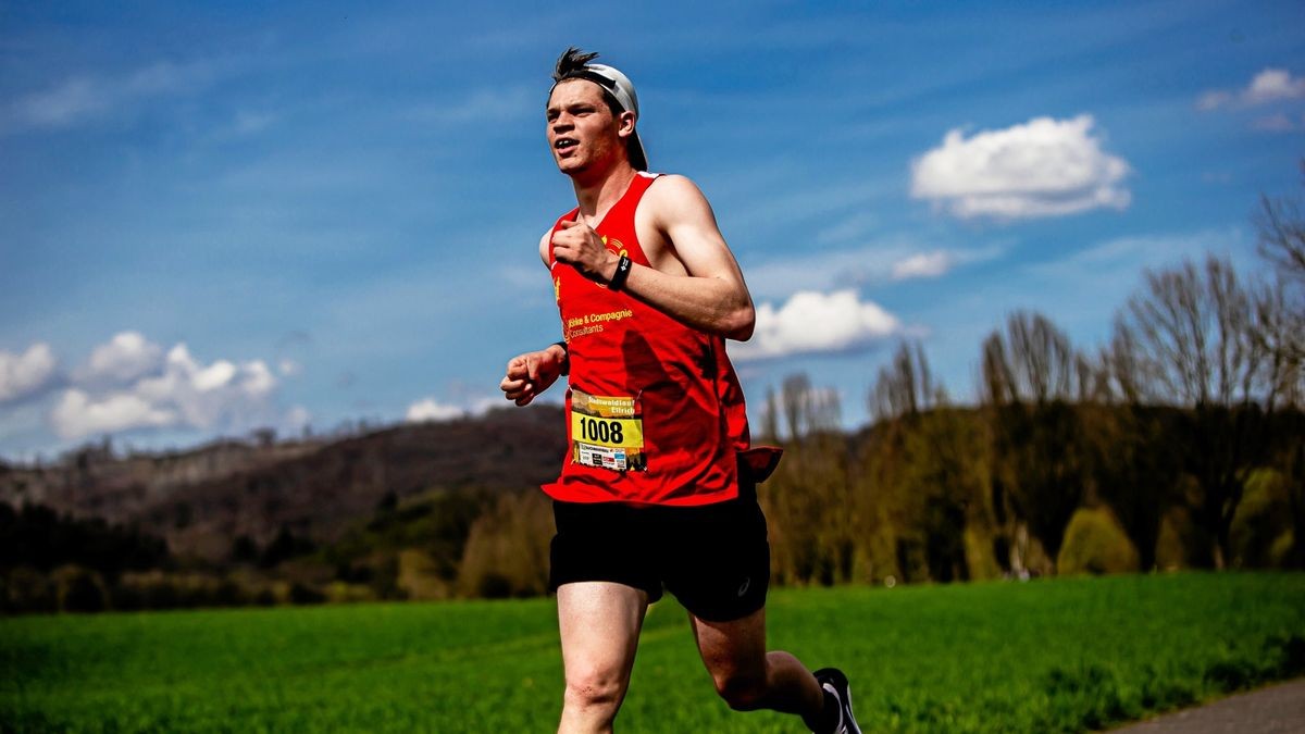 Louis Illiger läuft seinem Sieg nach 10,3 Kilometern entgegen.