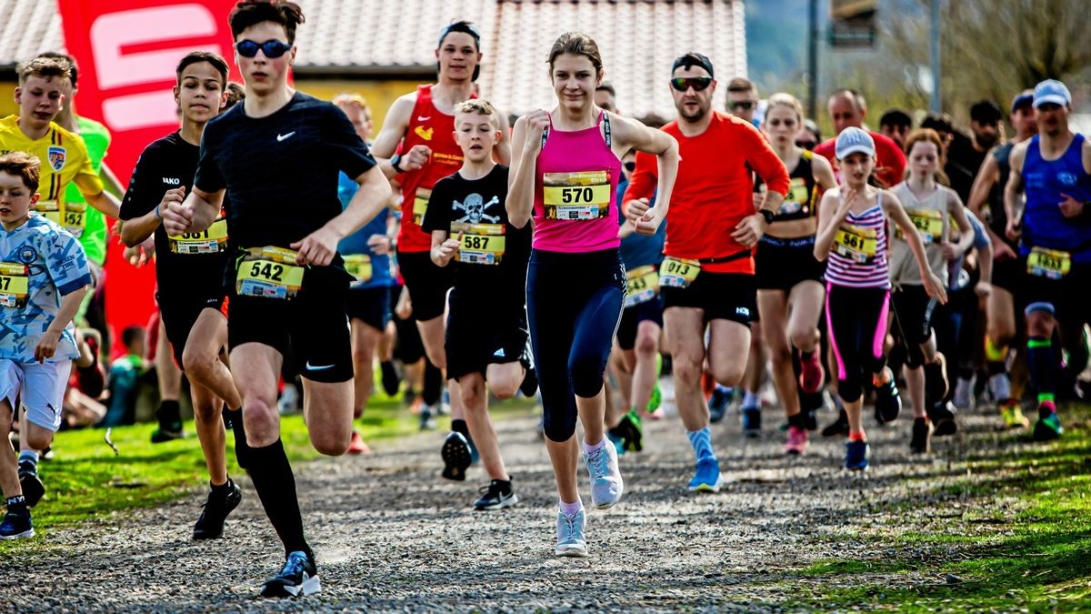 260 Freizeitläufer sind auf dem Ellricher Sportplatz an den Start gegangen – darunter auch Laurent Winzler (Nr. 542) und Lilly-Sophie Seipelt (570).