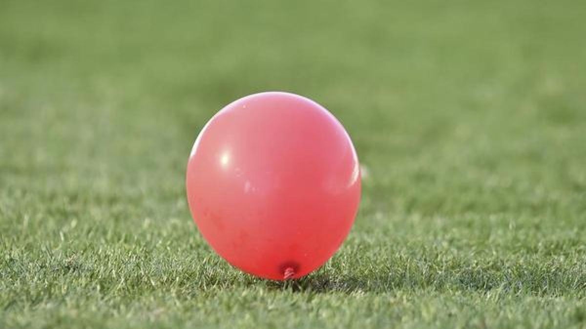 Unbekannte hatten kleine Luftballons auf Grundstücken abgelegt, an denen Zettel mit einer Telefonnummer hingen. (Symbolbild)