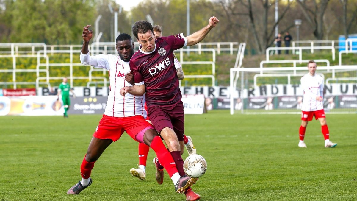 BFC Dynamo vs. FC Rot-Weiss Erfurt , li. Aaron Frimpong Manu (Erfurt) im Zweikampf mit re. Christian Beck (BFC)