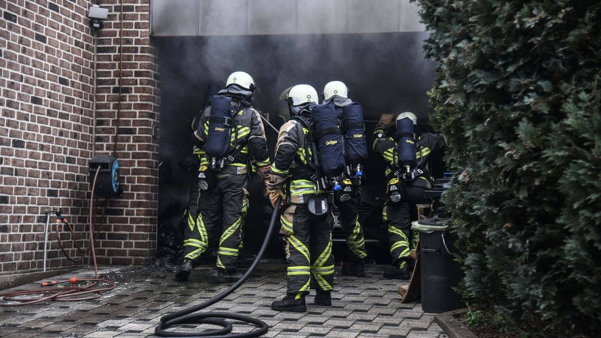 Durch das Feuer wurden zwei Autos und ein angrenzendes Haus beschädigt. (Symbolbild)