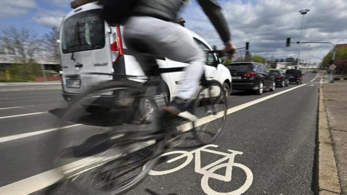 Eine Spur für Fahrradfahrer ist in der Erfurter Schillerstraße durch Markierungen sichtbar. (Archivbild)