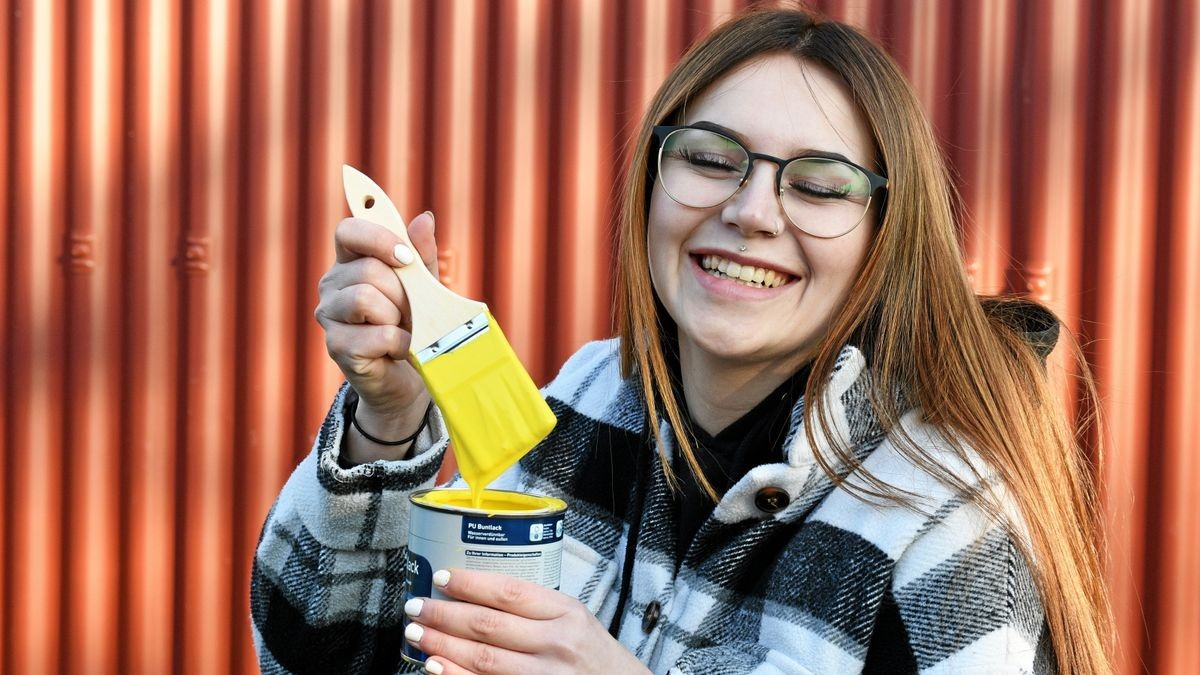 In vielen Thüringer Gartenanlagen wird derzeit renoviert. Auch Melissa aus Erfurt schwenkt den Pinsel. 