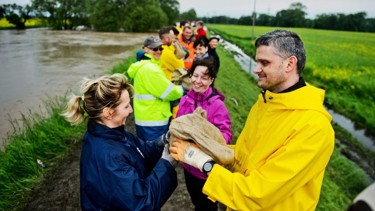 Mehr als 1000 freiwillige Helfer, die meisten aus Walschleben und den umliegenden Ortschaften, kämpften gegen einen drohenden Dammbruch der Gera.