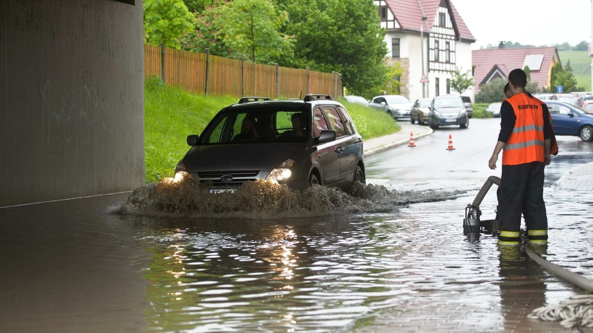 Nach starken, anhaltenden Regen sind die Thüringer Feuerwehren im Dauereinsatz, wie hier in Erfurt-Hochheim.