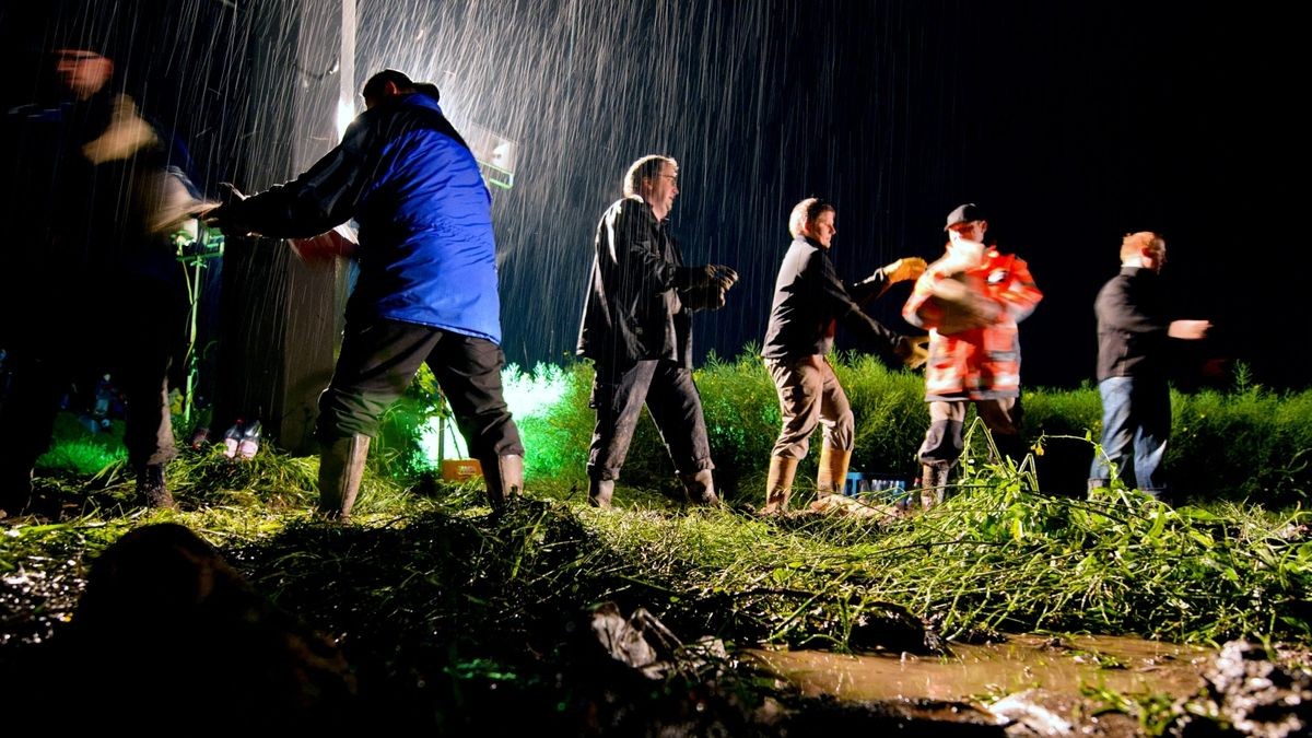 Viele freiwillige Helfer kämpften auch in der Nacht in Walschleben gegen das Hochwasser der Gera.