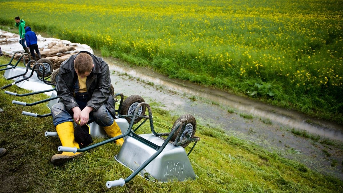 Mehr als 1000 freiwillige Helfer, die meisten aus Walschleben und den umliegenden Ortschaften, kämpften gegen einen drohenden Dammbruch der Gera. 