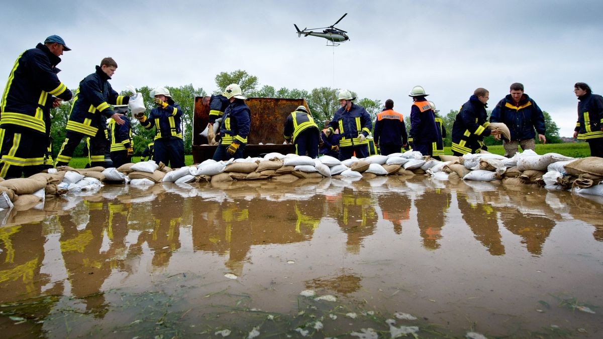 Mehr als 1000 freiwillige Helfer, die meisten aus Walschleben und den umliegenden Ortschaften, kämpften gegen einen drohenden Dammbruch der Gera. Nach starken, anhaltenden Regenfällen hatte sich die Lage um den Ort im Landkreis Soemmerda dramatisch zugespitzt. 