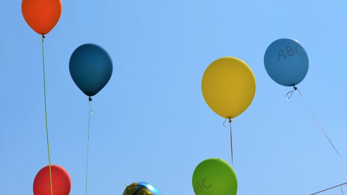 Kindergartenkinder haben Luftballons steigen lassen. Einer davon landete bei der Polizei in Erfurt (Symbolfoto).