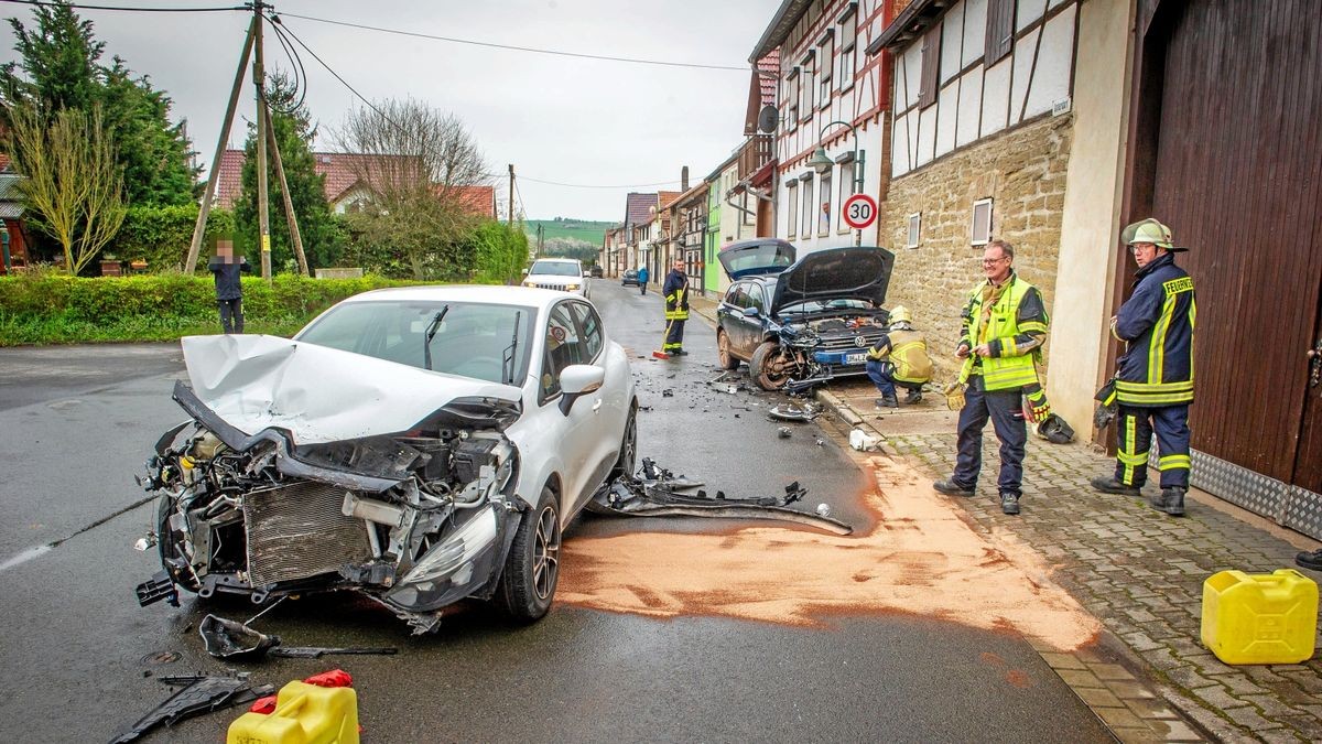 Bei einem Verkehrsunfall am Freitag werden drei junge Menschen in Grabe verletzt.