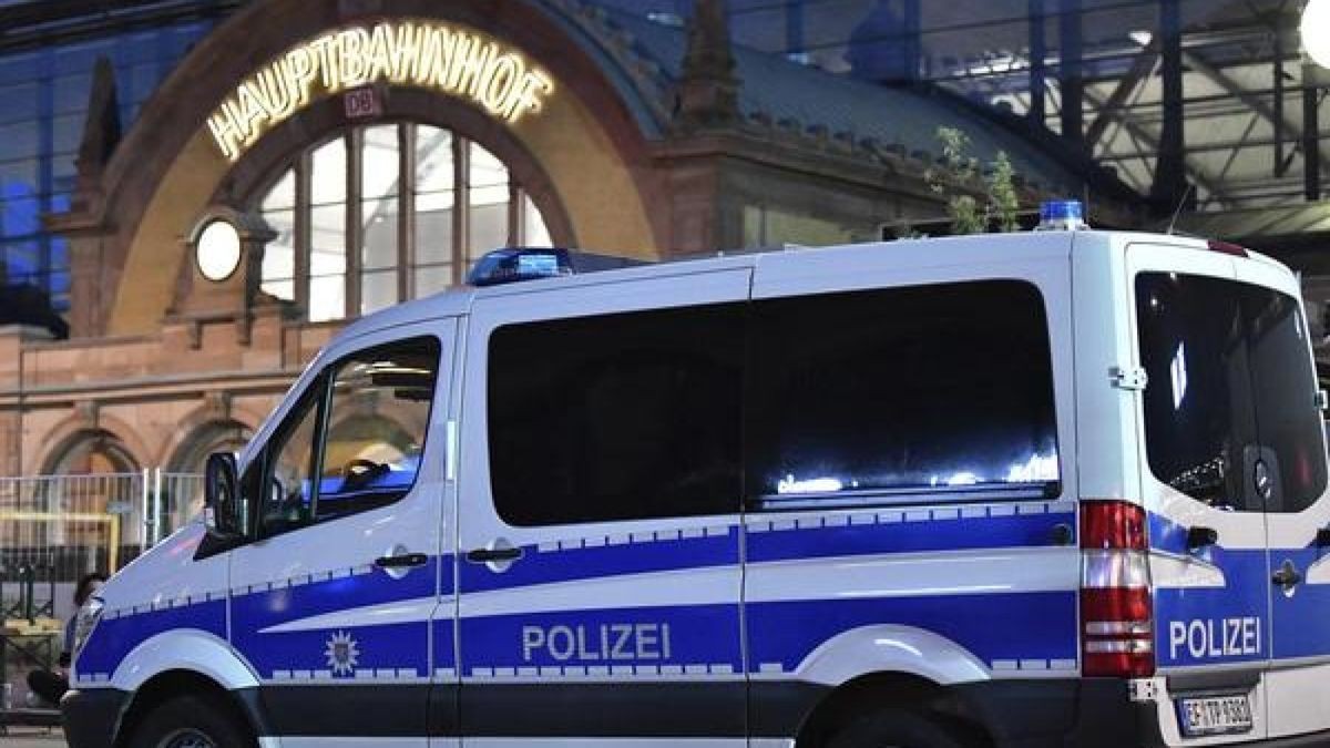 Ein Polizeifahrzeug der Bundespolizei steht vor dem Hauptbahnhof. (Archivbild)